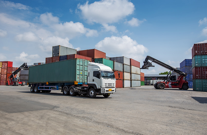Kamion na kontejnerskom terminalu – međunarodni transport