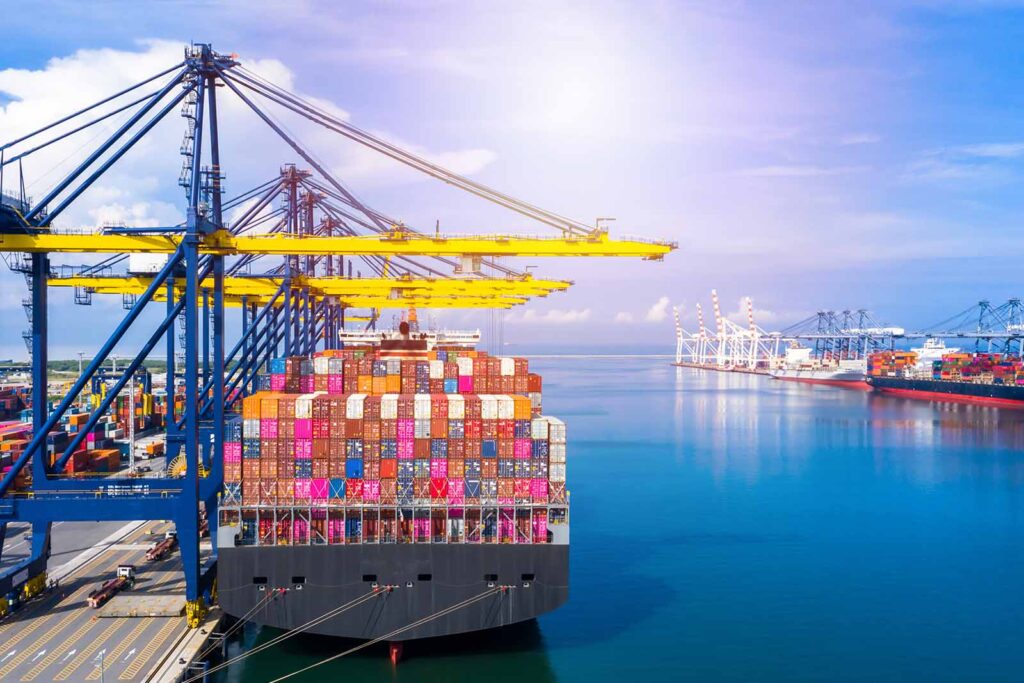 Kontejnerski brod u luci – operacije pretovara pri sumraku