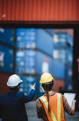 Radnici u zaštitnoj opremi u logističkom okruženju